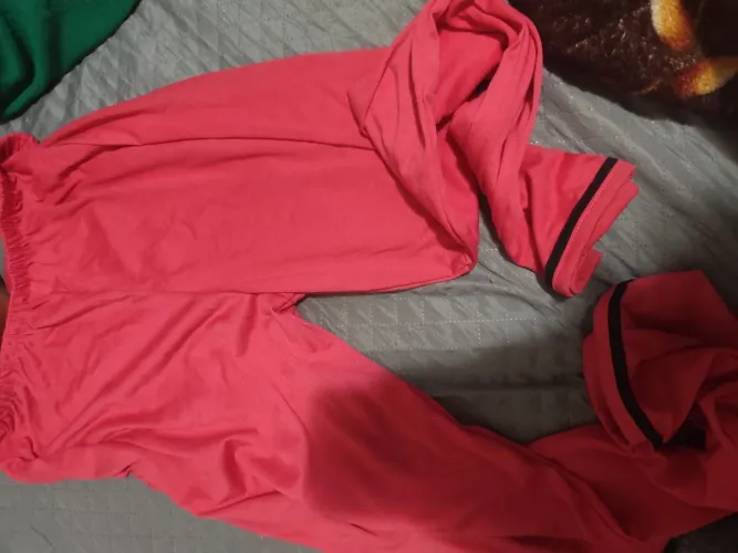 Calça rosa com a barra preta