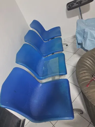 Vende-se cadeira longarina 04l lugares Azul.
