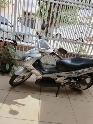 Vendo moto não automática