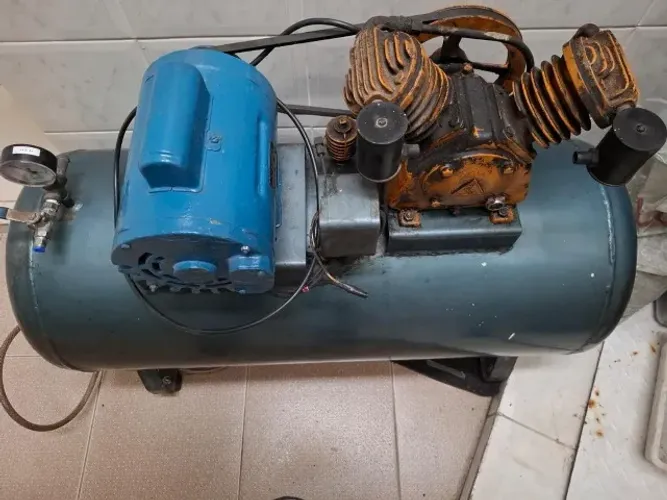 Compressor de Ar Schulz 120 Litros - 220V - Cabeçote em V com Correia