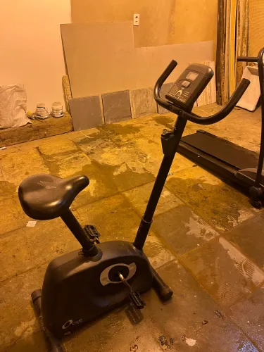 bicicleta ergométrica Dream Fitness, adequada para uso residencial.