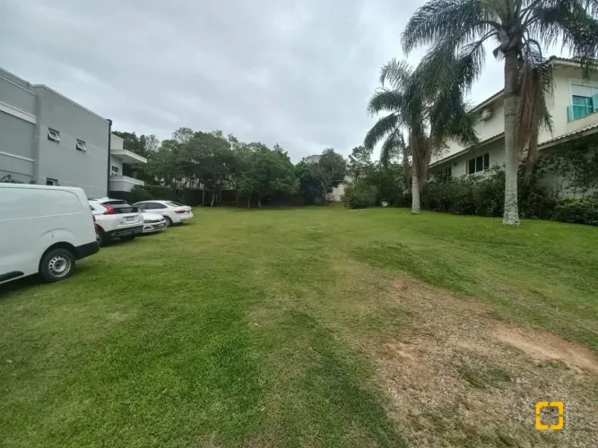 Terreno à venda em Cacupé, condomínio fechado.