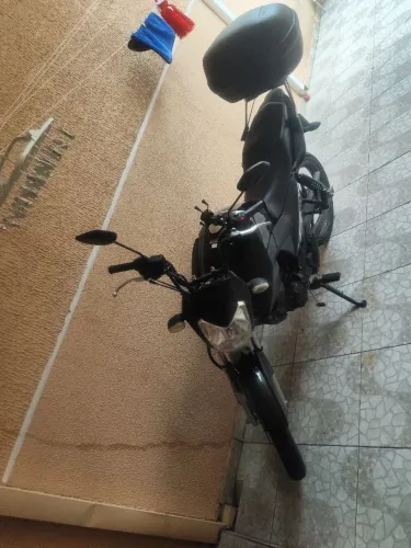 Moto linda pouco rodado