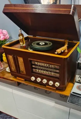 RADIO E VITROLA ANTIGA BELÍSSIMA.