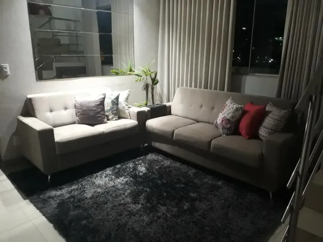 Vendo conjunto de sofás de 3 e 2 lugares, em tecido camurça na cor areia.