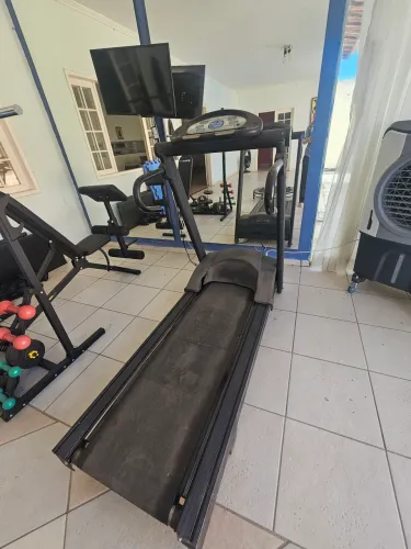 Esteira profissional em perfeito estado,