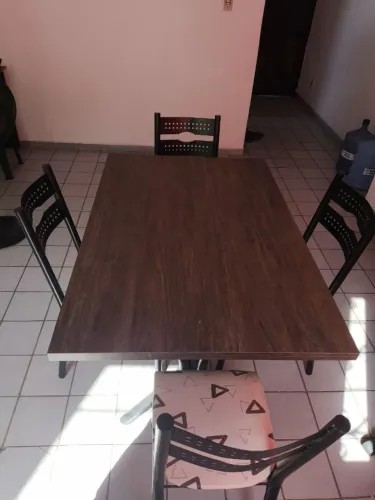 Mesa com quatro cadeiras em ótimo estado