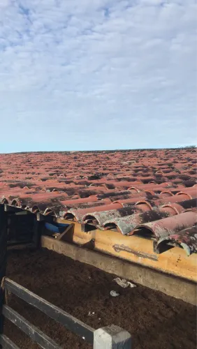 Telha, barrote e peça para casa