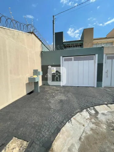 Casa sobrado para locação no bairro Novo Mundo