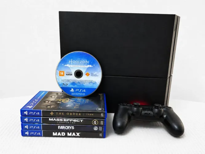 Ps4 com 6 jogos