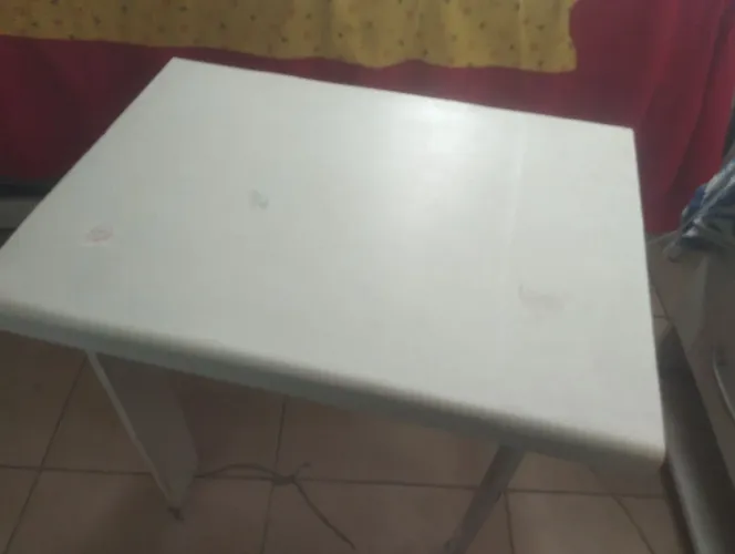 Uma mesinha pequena branca para colocar coisa em cima para estudar ou para alguma coisa