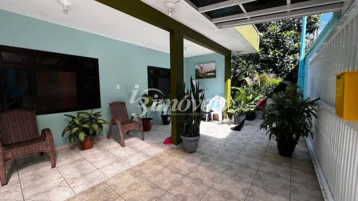 Casa Mobiliada à venda, com 3 quartos, sendo 1 suíte +2, Duas vagas, Bairro Fazendinha, It