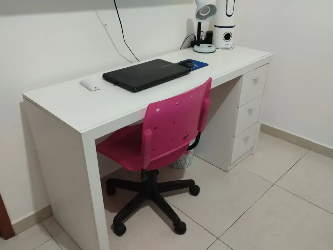 Kit escrivaninha + cadeira + prateleiras