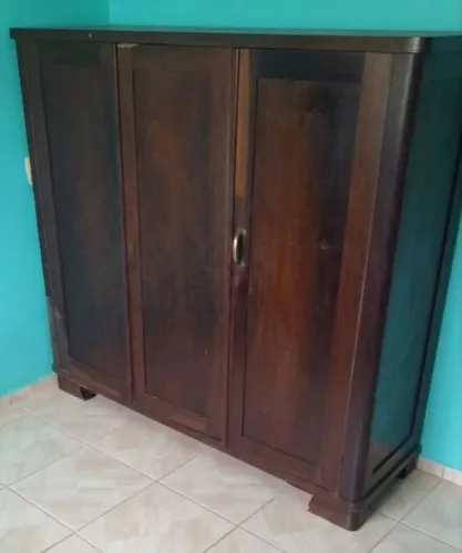 Roupeiro antigo em canela