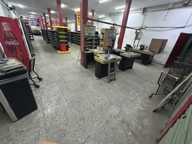 VENDE-SE OU ALUGA-SE EXCELENTE LOJA + GALPÃO