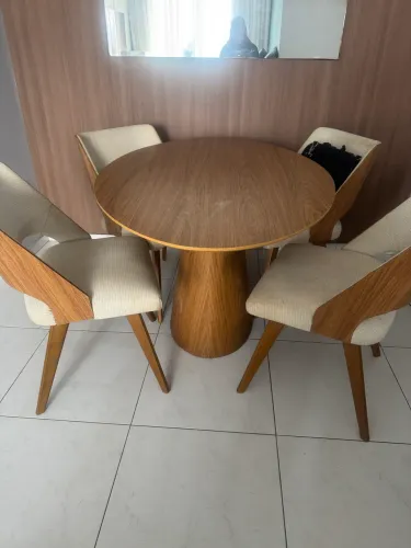 Conjunto de mesa oval com 4 cadeiras 