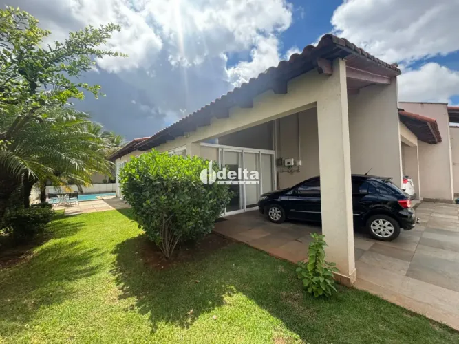 Casa residencial com 3 suítes disponível para venda no bairro Brasil em Uberlândia-MG