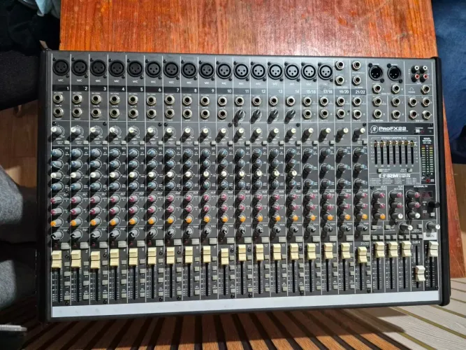Mesa De Som Mackie Profx22 V2 22 Canais
