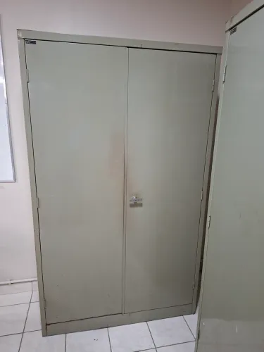 Armário de Aço 02 Portas com Fechadura