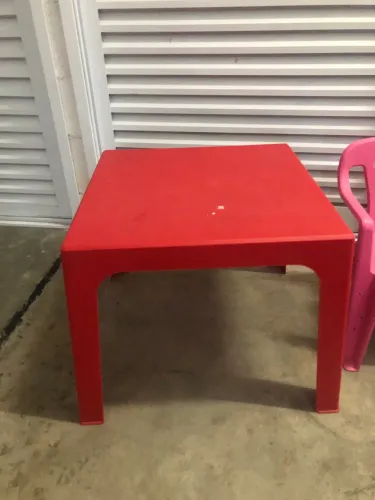 Mesinha infantil com 2 cadeiras
