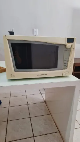 Vendo micro-ondas 27 litros usado plug antigo