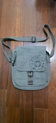 Bolsa kipling,  alça transversal,  02 bolsos internos 