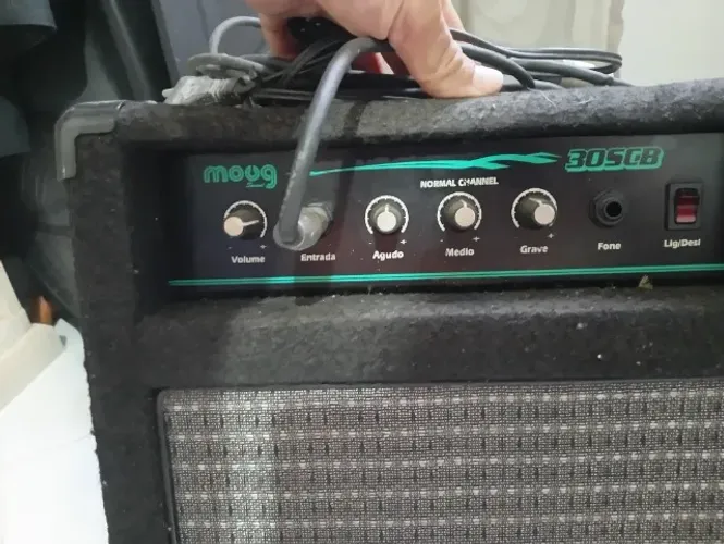 Caixa de som acústica baixo e quitaria mais microfone