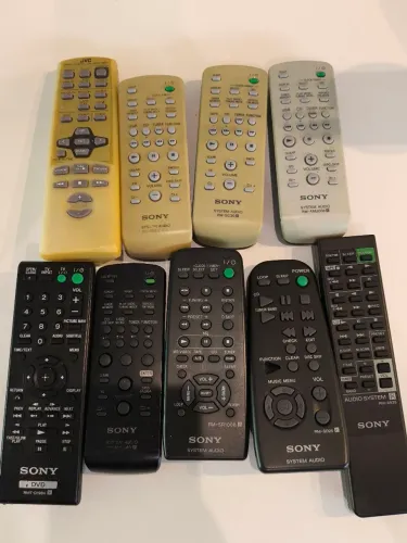 Lote de Controles Remotos Variados (Sony, JVC) - Para Conserto, Peças ou Coleção ( peças )