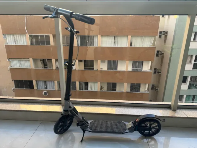 Patinete Oxelo dobrável com suspensão e freio manual