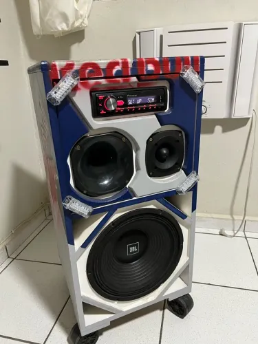 Vendo Caixa bob Redbull