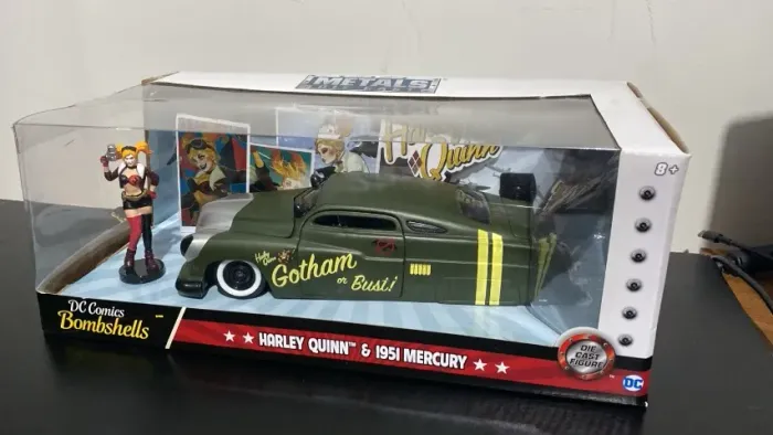 Miniatura Harley Quinn Bombshells com Mercury 1951 Colecionador DC Comics