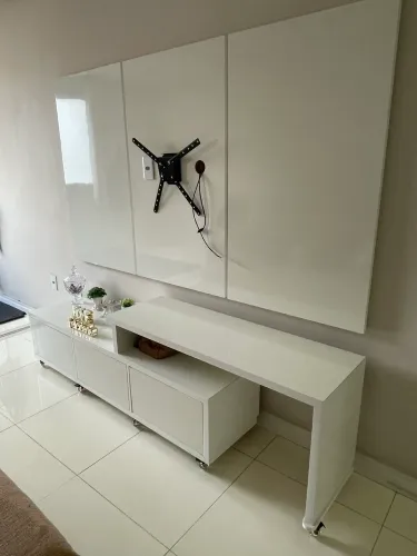 Rack e painel planejados em MDF branco alto brilho 