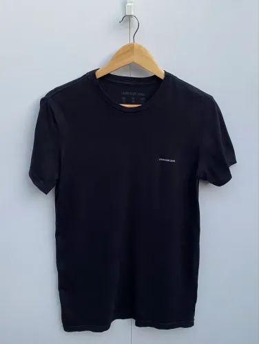 Camiseta Calvin Klein Jeans Básica Estampa Logo No Peito Preta Original - PP