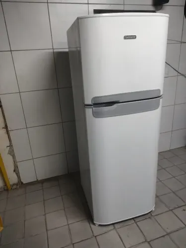 Geladeira Fróis Free gelando perfeitamente bem conservada faço entrega