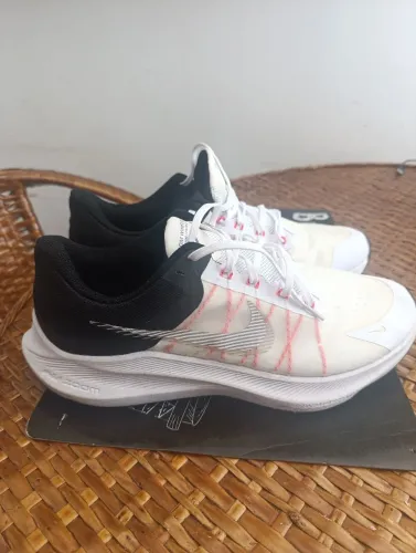 Tenis nike zoom winflo 8,Usado apenas 3 vezes sem detalhes, N° 44,Somente venda.