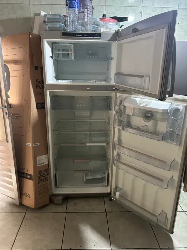Bosch Frost Free em inox, de porte grande e com dispenser