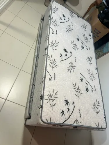 Cama box com outro colchão embutido