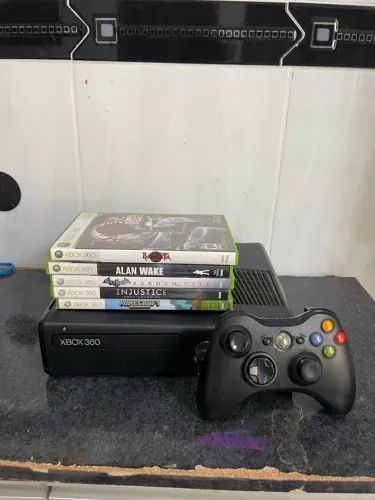 XBOX 360 COM DOIS CONTROLES E 5 JOGOS ORIGINAIS 