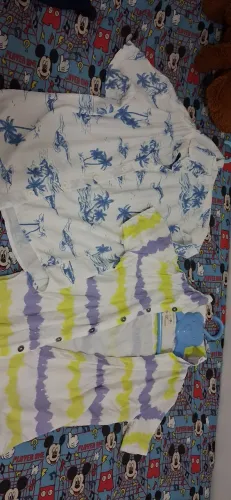 Uma bermuda lagosta e duas blusas