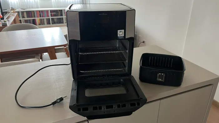Air Fryer Britânia 16L 4 em 1 com painel digital e porta removível