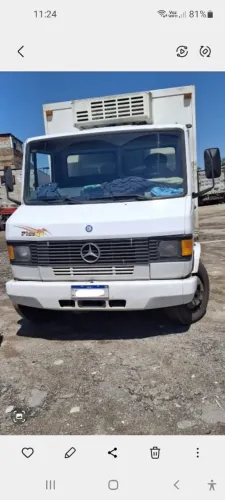 Mercedes benz 710 com baú refrigerado