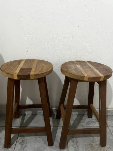 2 Cadeiras de madeira Tamborete 