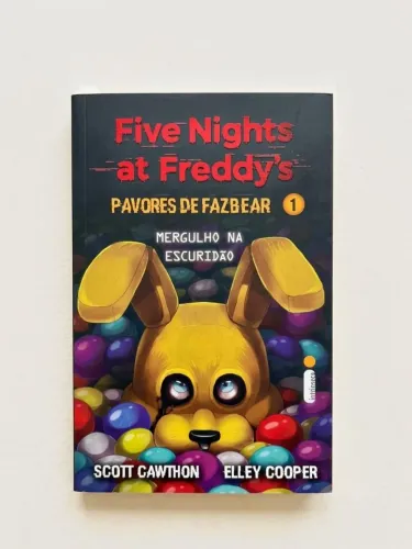 Livro FNAF - Pavores de Fazbear 1: Mergulho na Escuridão | Como novo