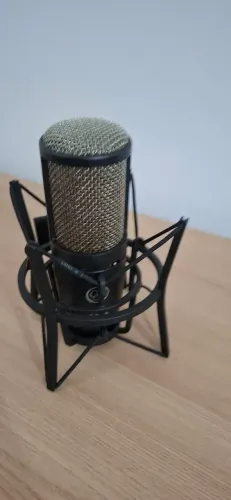 Microfone AKG P220 (com defeito)