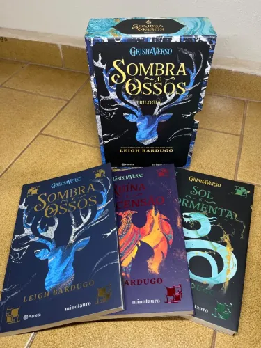 Box de livros mais poster da triologia Sombra e ossos da Leigh Bardugo 