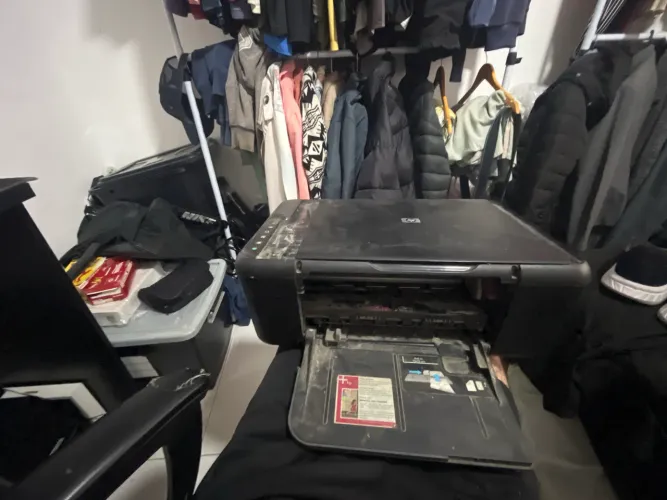 Impressora hp parada sem fonte e cabo