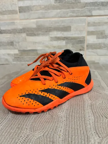 Chuteira infantil laranja Adidas Predator 30