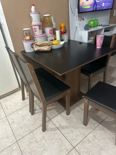 Vendo mesa com 4 cadeiras