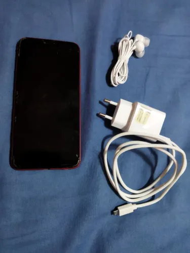 Peças do celular com carregador e fone de ouvido
