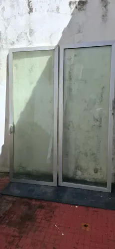 Portas de vidro com 2.05 X 0.76 cada.
